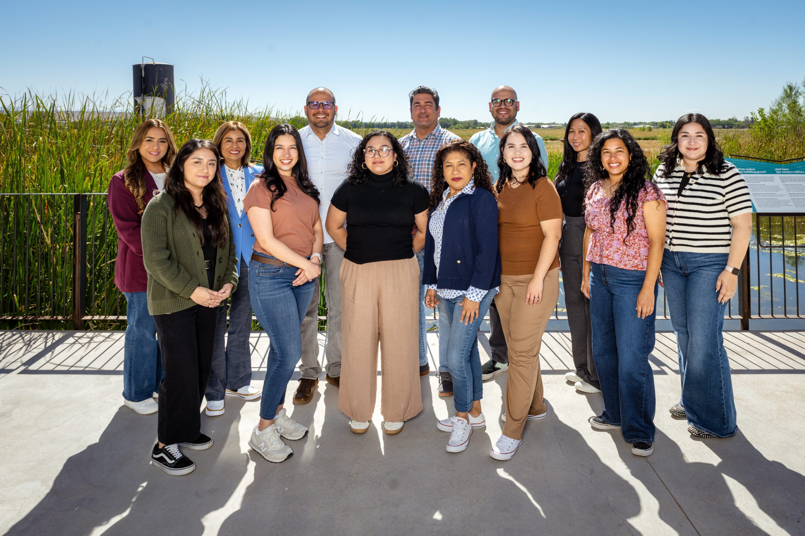 El grupo de Abriendo Puertas parados afuera para la foto.